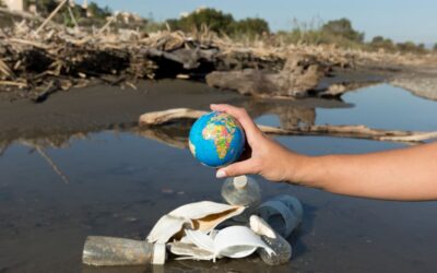 Contaminación por basura plástica en el mar en América Latina.