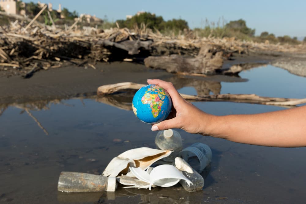 Contaminación por basura plástica en el mar en América Latina.