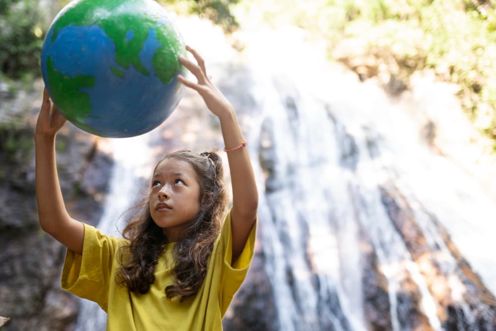 Niños participando en actividades de educación climática en América Latina.