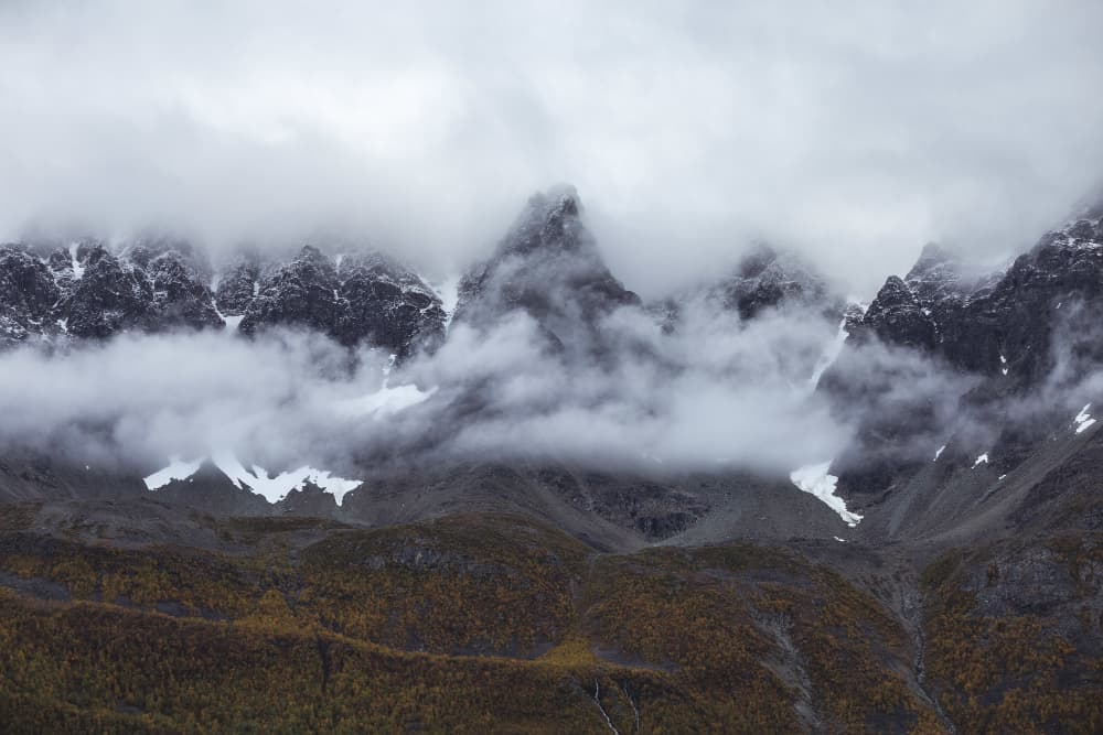 Niebla en Chile - Paisaje montañoso envuelto en la mañana