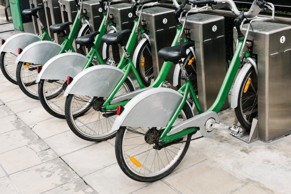 Bicicletas de alquiler estacionadas: una ilustración de la movilidad sostenible y tecnologías de monitoreo en la lucha contra la crisis climática.