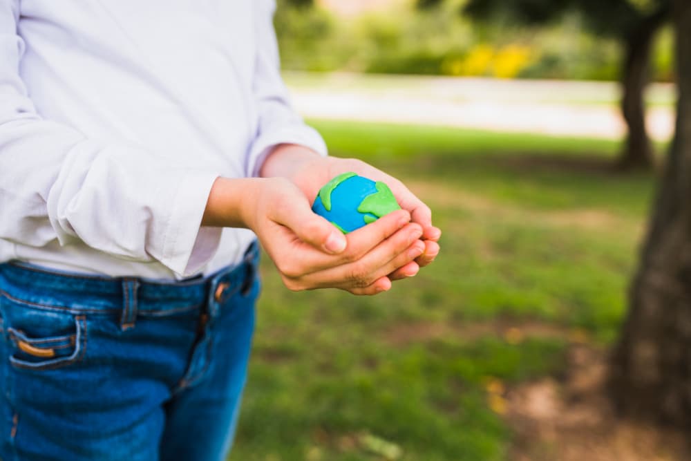 Conciencia sobre el Cambio Climático: Niña Sosteniendo un Globo.