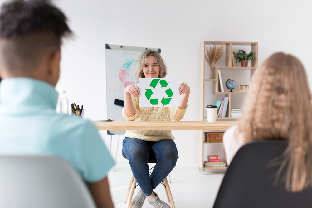 Mujer enseñando a niños a reciclar.