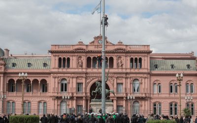 Manifestación ambiental frente a la Casa Rosada con activistas escalando el mástil de Plaza de Mayo para reclamar por la Ley Yolanda.