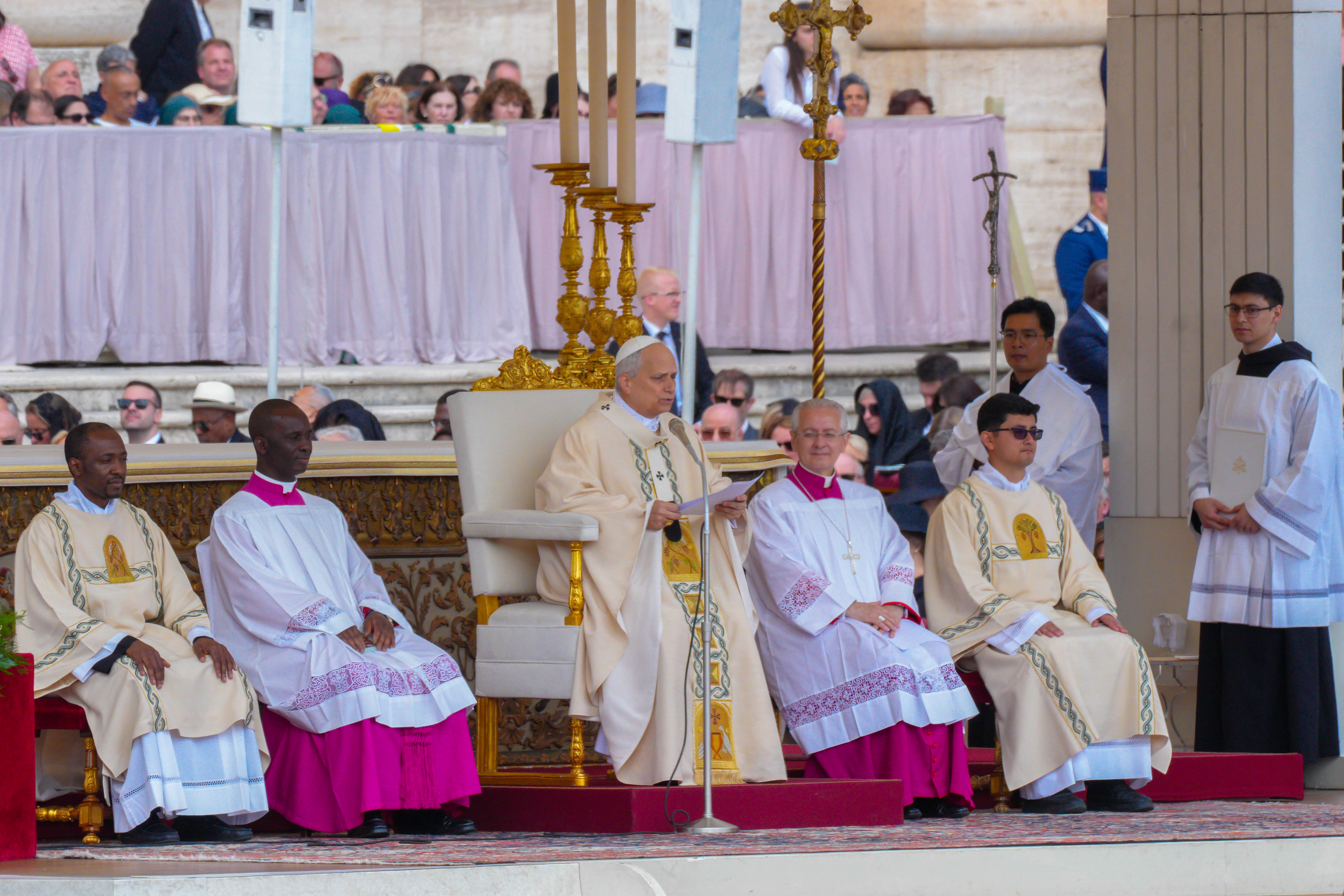 Ceremonia religiosa en el Vaticano con clérigos sentados frente a una audiencia.