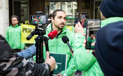 Personas en protesta pacífica con carteles a favor del medio ambiente.