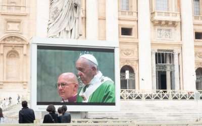 Pantalla gigante muestra al Papa y a un obispo durante una ceremonia en la Plaza de San Pedro