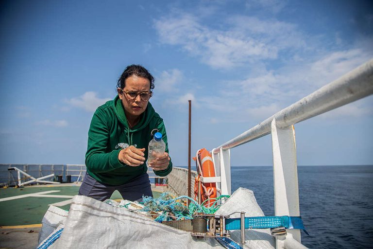 Trabajo de Greenpeace sobre plásticos en el Pacífico colombiano, 2024.