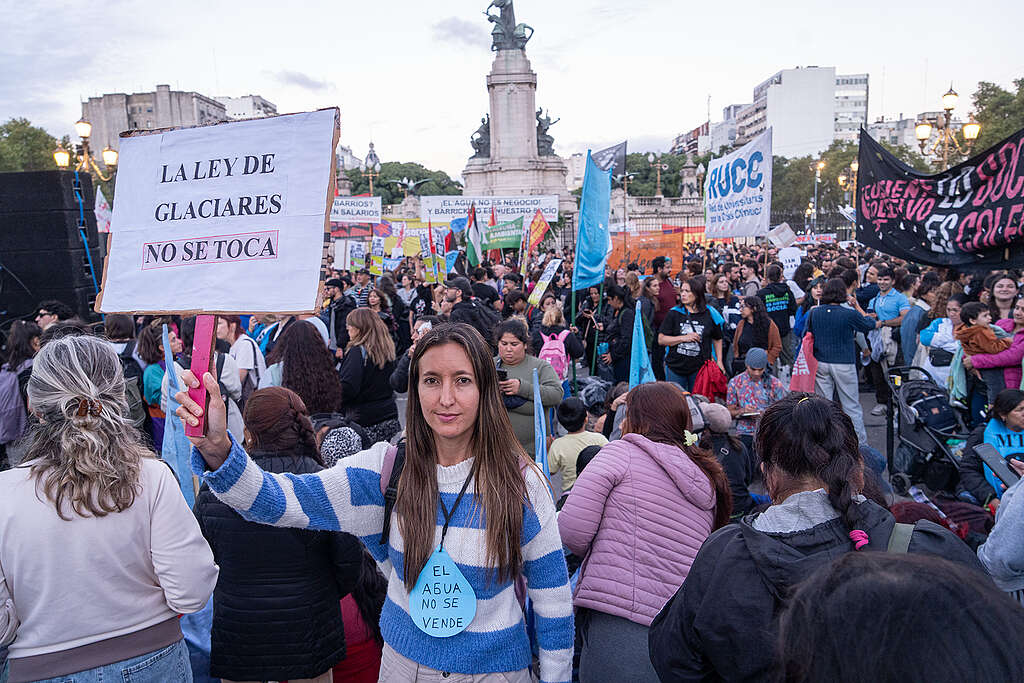 Movilización por el agua frente al Congreso.
